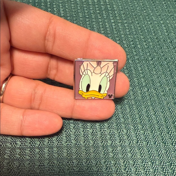 Disney daisy trading Pin - Picture 1 of 2